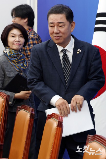 원내대책회의 참석하는 김병기