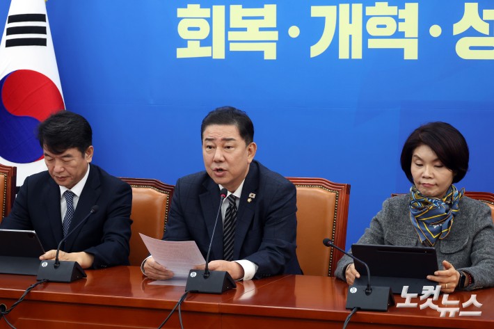 더불어민주당 김병기 원내대표가 13일 서울 여의도 국회에서 열린 원내대책회의에서 발언을 하고 있다.