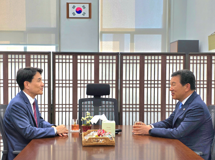 12일 더불어민주당 신정훈 국회 행안위원장(전남 나주·화순)을 만나 강원특별법 3차 개정안의 조속한 심사와 통과를 건의한 김진태 강원도지사. 강원도 제공 