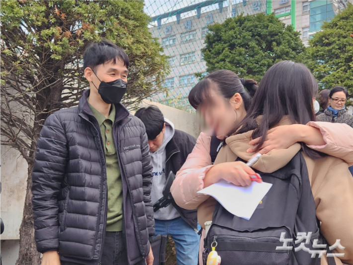 2026학년도 대학수학능력시험이 치러지는 13일 부산의 한 고사장 앞에서 선생님들이 수험생을 응원하며 포옹하고 있다. 정혜린 기자