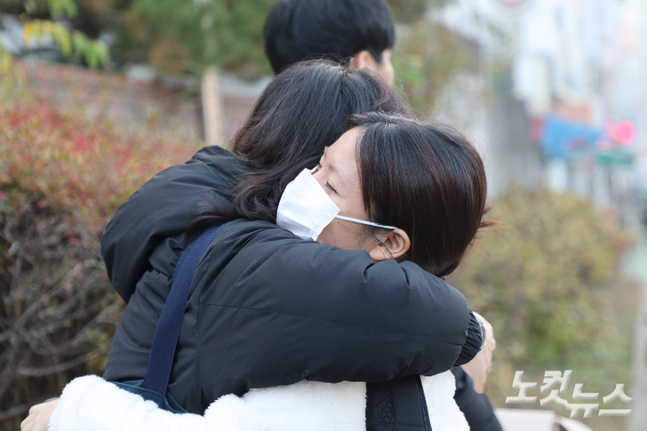 한 학부모가 수험생을 꼭 안아주며 격려하고 있다. 임성민 기자