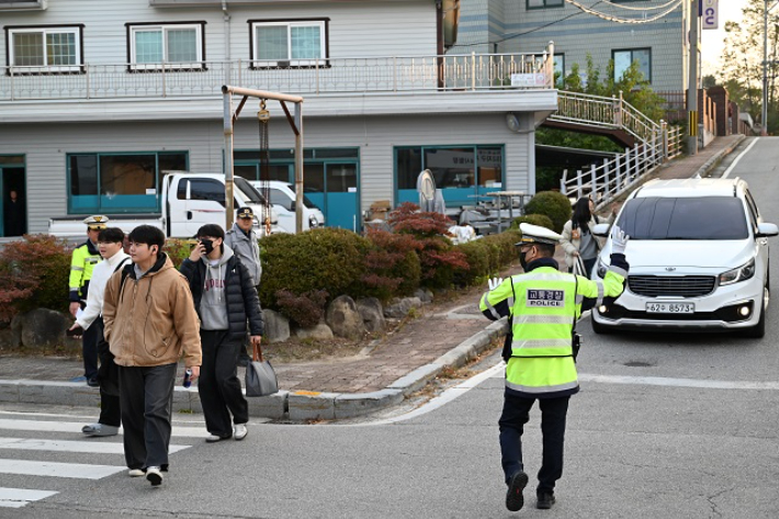 수험장 주변 교통관리 중인 강원 고성경찰서 경찰관 모습. 강원경찰청 제공