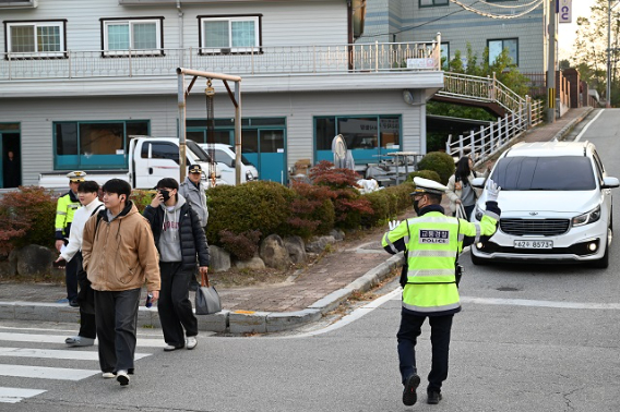 수험장 주변 교통관리 중인 강원 고성경찰서 경찰관 모습. 강원경찰청 제공