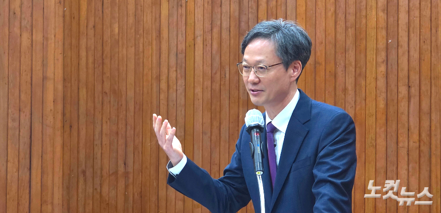 광주한빛교회 허정강 목사가 '사랑의 빚, 사랑의 빛'을 통해 세상의 기준인 탐욕과 상식을 넘어서서, 예수 그리스도의 사랑의 빚진 자로 살아갈 때 어둠 속에서 희망의 빛을 드러낼 수 있다고 강조했다. 한세민 교계기자