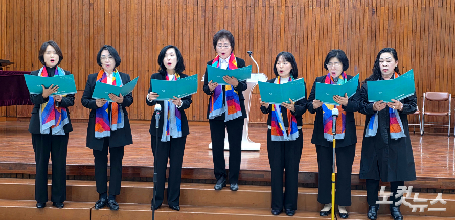 광주YWCA 실행임원들이 '주님의 마음을 본받는 자' 특송을 하고 있다. 한세민 교계기자