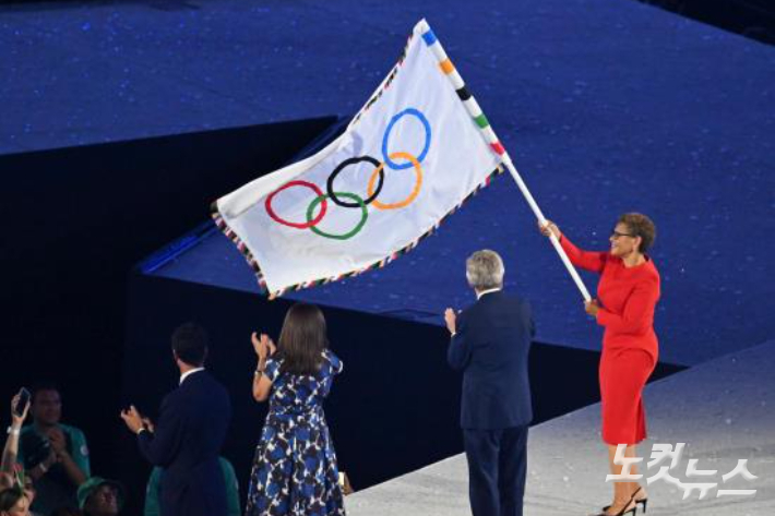 지난 2024 파리올림픽 폐회식에서 토마스 바흐 IOC위원장이 캐런 배스 LA 시장에게 올림픽기를 전달하고 있다. 생드니=올림픽사진공동취재단YW 황진환 기자