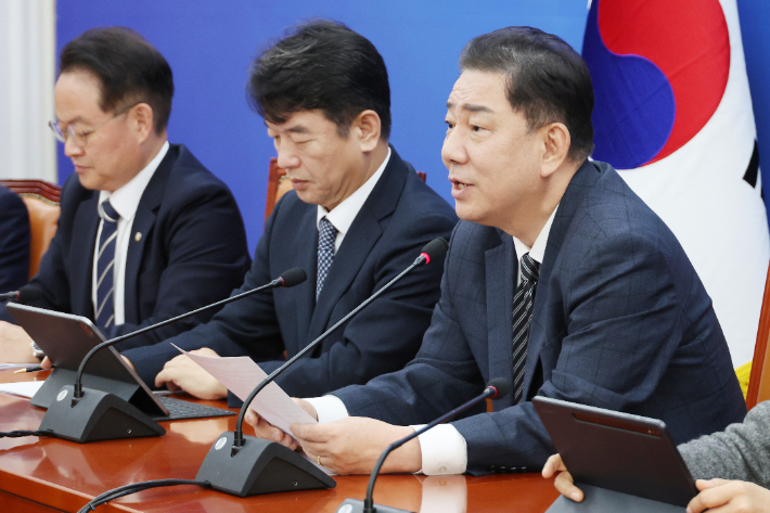 더불어민주당 김병기 원내대표가 13일 서울 여의도 국회에서 열린 원내대책회의에서 발언하고 있다. 연합뉴스