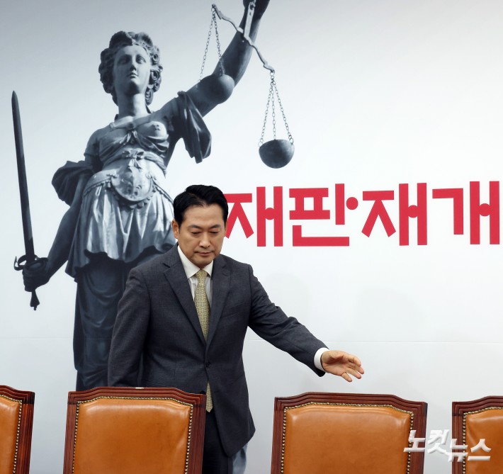 국민의힘 장동혁 대표가 13일 서울 여의도 국회에서 열린 최고위원회의에 참석하고 있다.