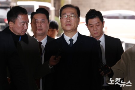 내란 중요임무 종사 및 직권남용 권리행사 방해 혐의로 구속영장이 재청구된 박성재 전 법무부 장관이 13일 오전 서울 서초구 서울중앙지방법원에서 열린 영장실질심사에 출석하고 있다.박 전 장관은 윤석열 전 대통령의 비상계엄 선포 이후 법무부 실·국장 회의를 소집하고, 합동수사본부 검사 파견 검토 및 교정시설 수용 여력 점검, 출국 금지 담당 직원 출근 등을 지시하는 등 내란 범죄에 가담한 혐의를 받는다.