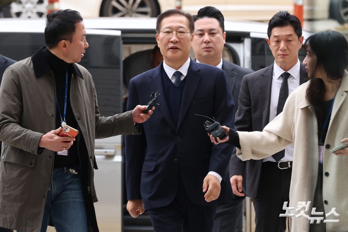 내란 중요임무 종사 및 직권남용 권리행사 방해 혐의로 구속영장이 재청구된 박성재 전 법무부 장관이 13일 오전 서울 서초구 서울중앙지방법원에서 열린 영장실질심사에 출석하고 있다.박 전 장관은 윤석열 전 대통령의 비상계엄 선포 이후 법무부 실·국장 회의를 소집하고, 합동수사본부 검사 파견 검토 및 교정시설 수용 여력 점검, 출국 금지 담당 직원 출근 등을 지시하는 등 내란 범죄에 가담한 혐의를 받는다.