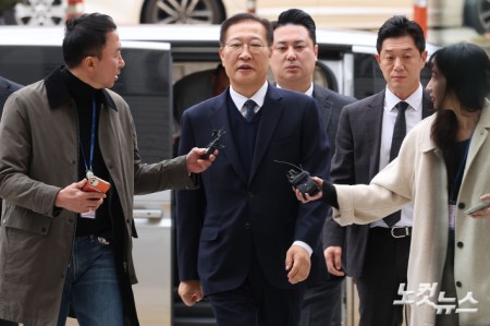 내란 중요임무 종사 및 직권남용 권리행사 방해 혐의로 구속영장이 재청구된 박성재 전 법무부 장관이 13일 오전 서울 서초구 서울중앙지방법원에서 열린 영장실질심사에 출석하고 있다.박 전 장관은 윤석열 전 대통령의 비상계엄 선포 이후 법무부 실·국장 회의를 소집하고, 합동수사본부 검사 파견 검토 및 교정시설 수용 여력 점검, 출국 금지 담당 직원 출근 등을 지시하는 등 내란 범죄에 가담한 혐의를 받는다.