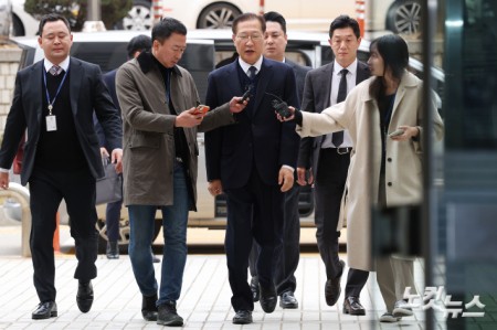 내란 중요임무 종사 및 직권남용 권리행사 방해 혐의로 구속영장이 재청구된 박성재 전 법무부 장관이 13일 오전 서울 서초구 서울중앙지방법원에서 열린 영장실질심사에 출석하고 있다.박 전 장관은 윤석열 전 대통령의 비상계엄 선포 이후 법무부 실·국장 회의를 소집하고, 합동수사본부 검사 파견 검토 및 교정시설 수용 여력 점검, 출국 금지 담당 직원 출근 등을 지시하는 등 내란 범죄에 가담한 혐의를 받는다.