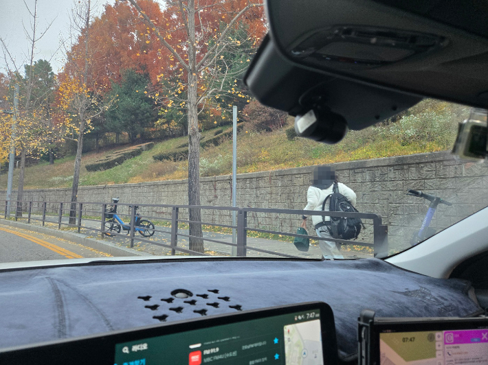 순찰차에 내려 뛰어가는 수험생. 경기북부경찰청 제공