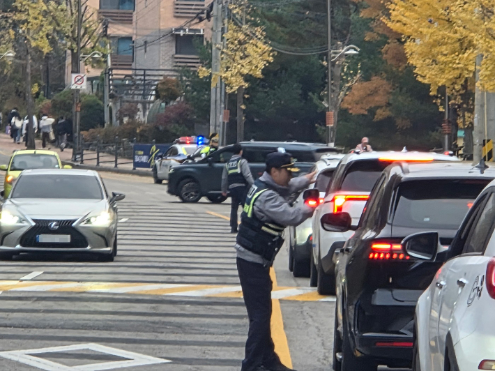 파주 조리읍 봉일천고 앞에서 교통 정리하는 경찰관. 경기북부경찰청 제공
