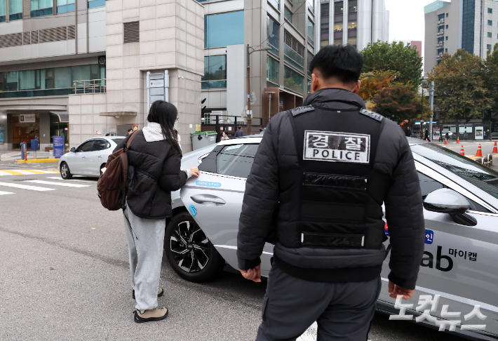 2026학년도 수능일인 13일 오전 한 수험생이 택시에서 하차 후 서울 중구 이화여자외국어고등학교 시험실로 향하고 있다. 황진환 기자