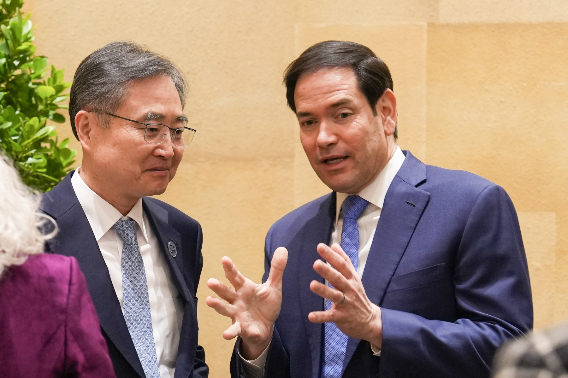 조현 외교부 장관이 12일(현지시간) 캐나다 나이아가라에서 열린 G7 외교장관회의 확대회의의 해양안보 및 에너지안보 관련 세션에 참석을 계기로 마코 루비오 미국 국무부 장관과 만나 대화하고 있다. 외교부 제공