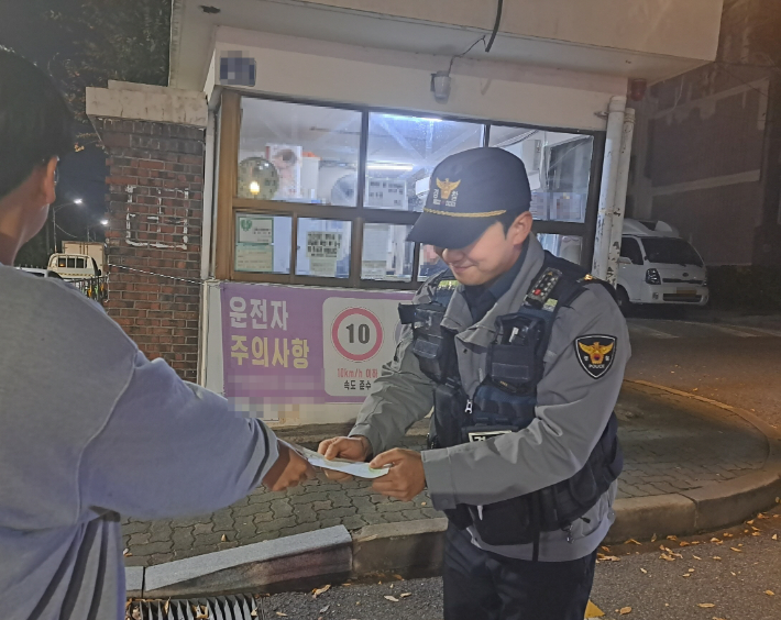 부산에서 2026학년도 수능 전날 수험표를 잃어버린 수험생이 습득 신고를 받고 수험생을 파악한 경찰에게 수험표를 전달 받고 있다. 부산경찰청 