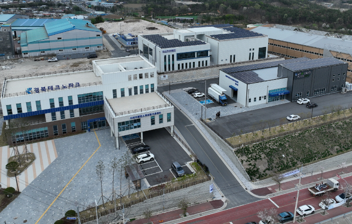 탄소소재 부품 리사이클링센터와 미래차 첨단소재 성형가공센터 전경. 경주시 제공 