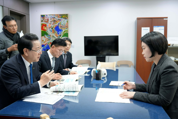 김영록 전라남도지사가 13일 서울 국회에서 이소영 예결위 더불어민주당 간사와 면담을 갖고 2026년 국회 증액 핵심사업이 차질없이 반영되도록 지원을 요청한 뒤 전남의 주요 현안사업 건의 내용을 전달하고 있다. 전라남도 제공 