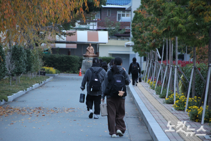 수험생들이 13일 울산광역시교육청 제28지구 23시험장 울산여자고등학교 안으로 들어가고 있다. 반웅규 기자 