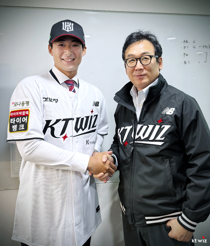 스기모토(왼쪽)와 kt 나도현 단장. kt 위즈 