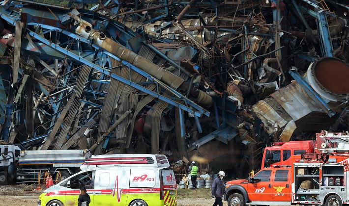 12일 오전 울산 남구 울산화력발전소 보일러타워 부근에 구급차가 오가고 있다. 이번 사고 매몰자 7명 중 사망자는 5명이며 나머지 2명은 여전히 매몰 상태다. 연합뉴스