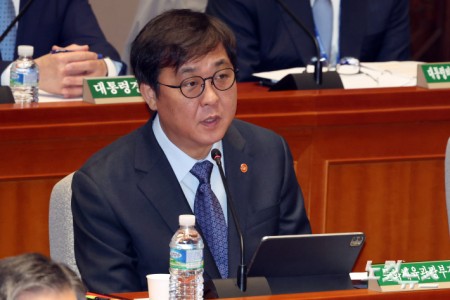 13일 서울 여의도 국회에서 열린 예산결산특별위원회 전체회의에서 최휘영 문화체육관광부 장관이 의원 질의에 답변을 하고 있다.