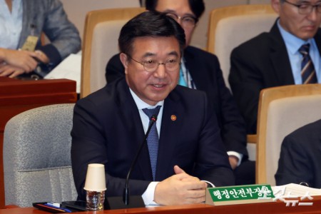 13일 서울 여의도 국회에서 열린 예산결산특별위원회 전체회의에서 윤호중 행정안전부 장관이 의원 질의에 답변을 하고 있다.