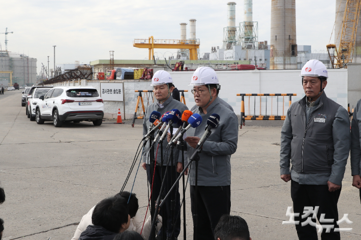권명호 한국동서발전 사장이 13일 보일러 타워 붕괴사고 현장에서 사과문을 발표하고 있다. 이상록 기자