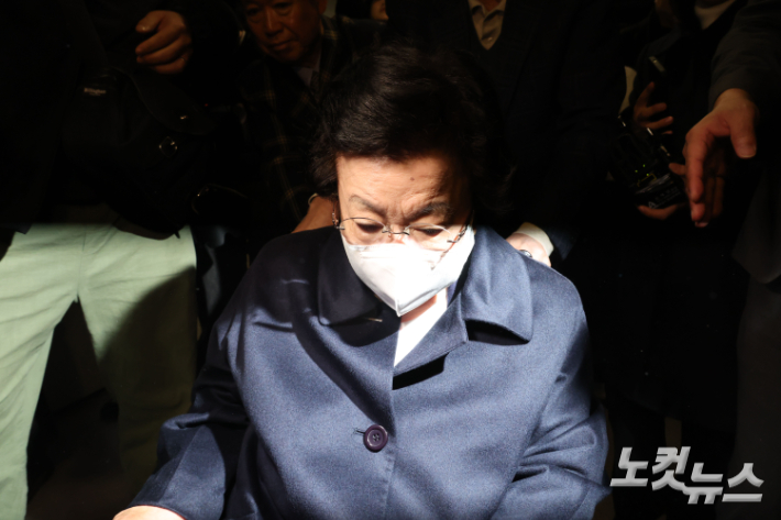 이배용 전 국가교육위원장이 6일 서울 종로구 KT광화문빌딩에 마련된 김건희 특검(특별검사 민중기) 사무실에 참고인 조사를 받기 위해 지하주차장을 통해 출석하고 있다. 황진환 기자