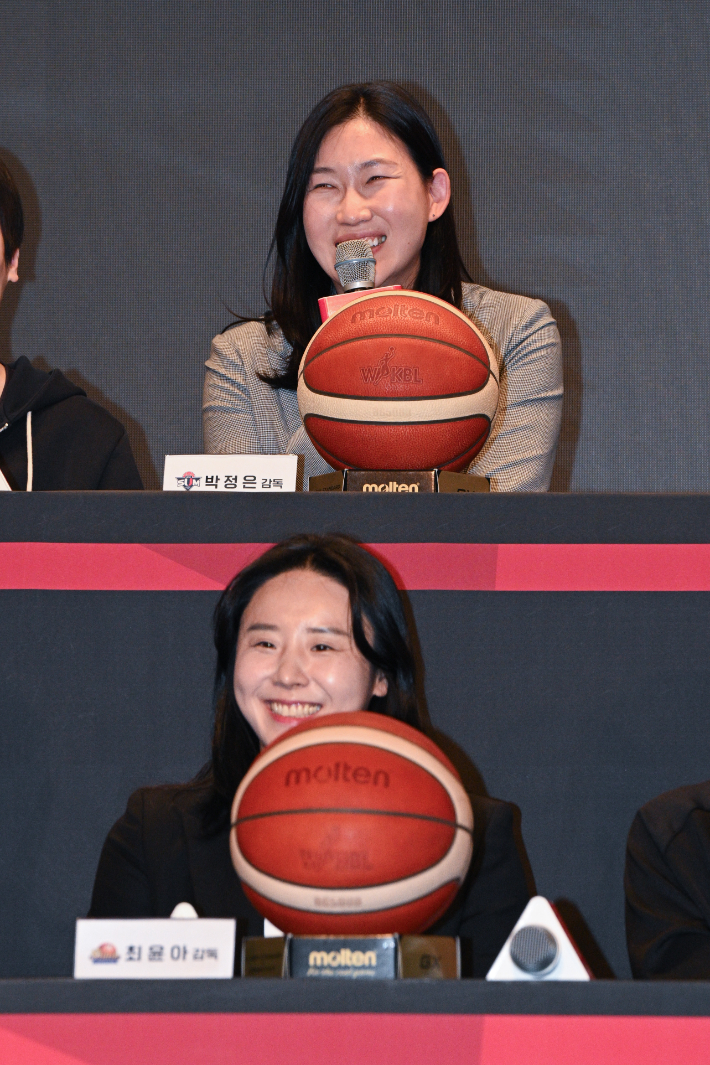 BNK 박정은 감독(위)과 신한은행 최윤아 감독. WKBL 제공