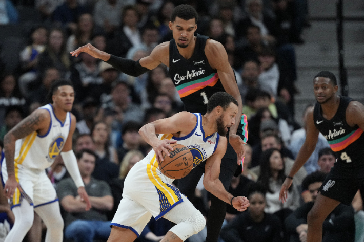 빅터 웸반야마를 뚫는 스테판 커리. 연합뉴스