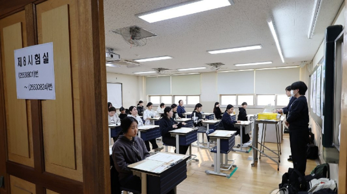 2026학년도 대학수학능력시험(수능)이 실시된 13일 오전 인천 미추홀구 인화여자고등학교에서 수험생들이 시험 시작을 기다리고 있다. 연합뉴스