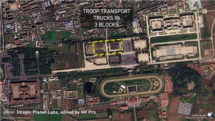 위성사진을 통해 확인된 평양 미림비행장 내 수백대의 트럭이 집결해 있는 모습. 연합뉴스