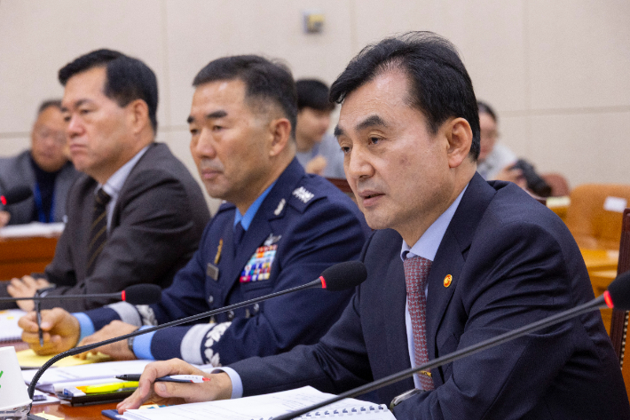 안규백 국방부 장관이 30일 국회에서 열린 국방위원회 2025년도 종합 국정감사에 출석해 한미 핵잠수함 추진 합의에 대한 의원 질의에 답하고 있다. 연합뉴스