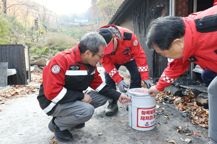 '산불 없는 강릉'을 위해 현장 일제 점검에 나선 김홍규 시장. 강릉시 제공