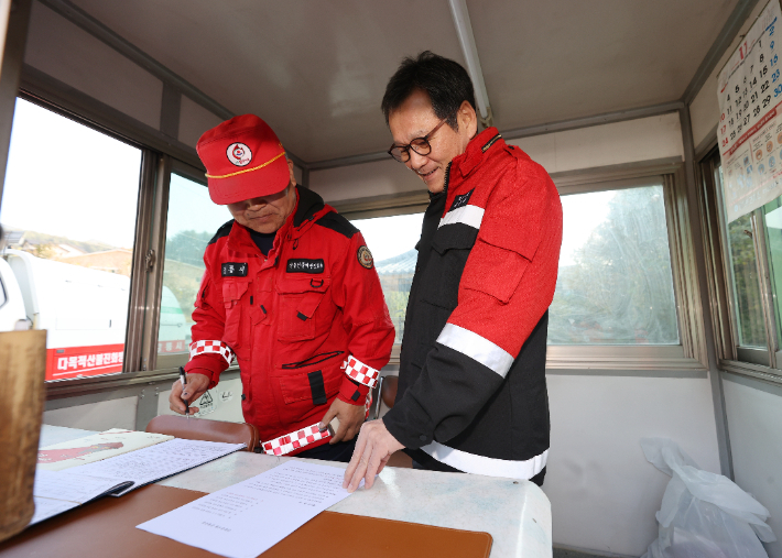 산불감시 초소를 찾은 김홍규 시장. 강릉시 제공