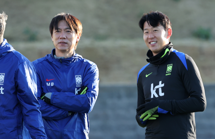 손흥민과 홍명보 감독. 연합뉴스