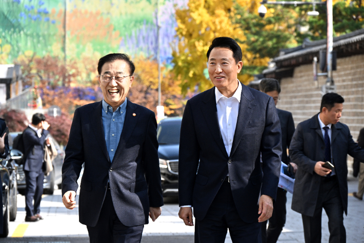 오세훈 서울시장과 김윤덕 국토교통부 장관이 13일 오찬회동을 마친 뒤 웃으며 걸어나오고 있다. 서울시 제공