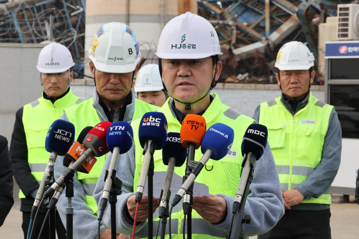 김완석 HJ중공업 대표가 13일 울산화력발전소 후문 앞에서 사고이후 첫 입장 발표를 하고 있다. 연합뉴스