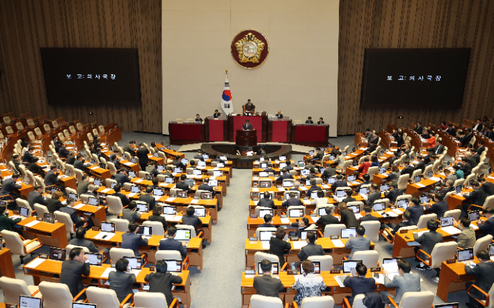 내란 중요임무 종사 혐의로 구속 영장이 청구된 국민의힘 추경호 의원에 대한 체포동의안이 13일 국회 본회의에서 보고되고 있다. 연합뉴스