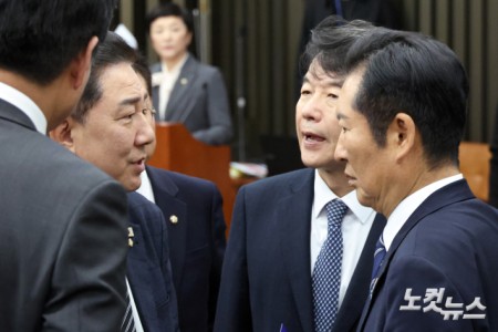 더불어민주당 정청래 대표와 김병기 원내대표가 13일 서울 여의도 국회에서 열린 의원총회에서 대화를 하고 있다.