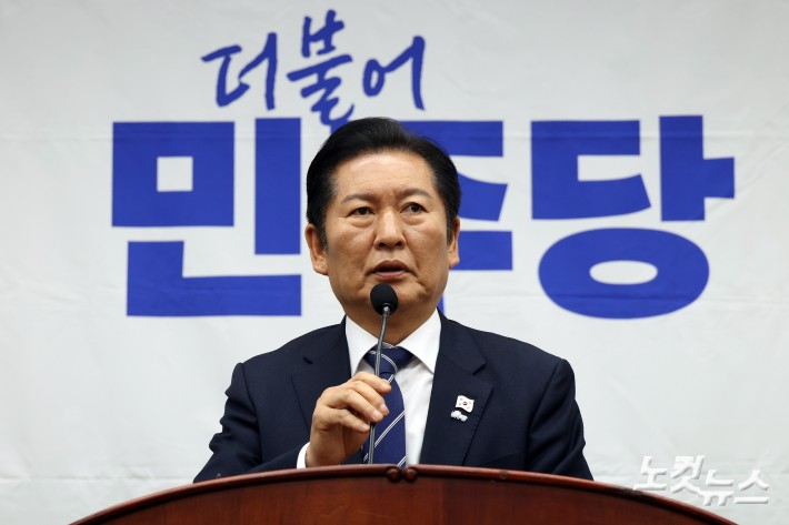 더불어민주당 정청래 대표가 13일 서울 여의도 국회에서 열린 의원총회에서 발언을 하고 있다.