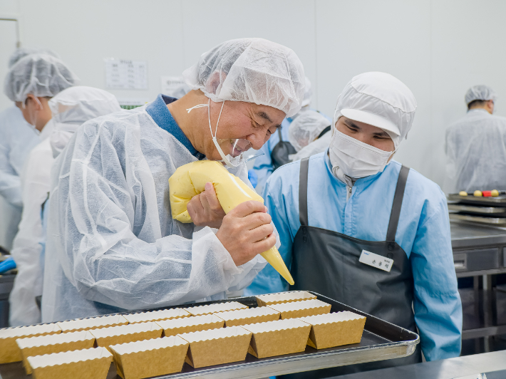 전영현 대표이사 등 삼성전자 DS부문 경영진들이 11월 10일 경기 용인시 장애인표준사업장 '희망별숲'을 찾아 쿠키 만들기 봉사에 참여했다. 삼성 제공