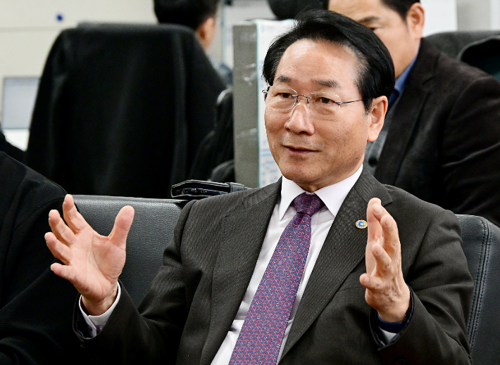 유정복 인천시장이 13일 기자간담회에서 발언하고 있는 모습. 인천시 제공