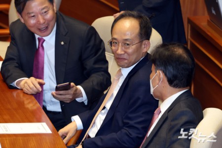 국민의힘 추경호 의원이 13일 오후 서울 여의도 국회에서 열린 제429회 국회(정기회) 제12차 본회의에 참석해 의원들과 대화를 하고 있다.