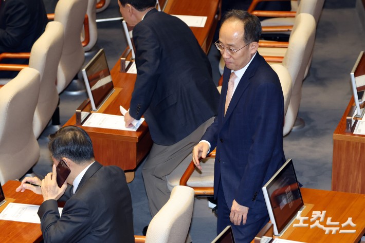 국민의힘 추경호 의원이 13일 오후 서울 여의도 국회에서 열린 제429회 국회(정기회) 제12차 본회의에 참석하고 있다.