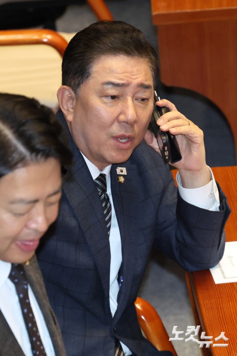 더불어민주당 김병기 원내대표가 13일 오후 서울 여의도 국회에서 열린 제429회 국회(정기회) 제12차 본회의에서 누군가와 전화 통화를 하고 있다.