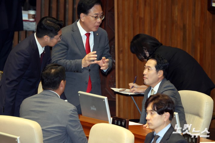 국민의힘 장동혁 대표와 송언석 원내대표 등 의원들이 13일 오후 서울 여의도 국회에서 열린 제429회 국회(정기회) 제12차 본회의에서 대화를 하고 있다.