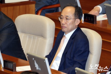 국민의힘 추경호 의원이 13일 오후 서울 여의도 국회에서 열린 제429회 국회(정기회) 제12차 본회의에 참석하고 있다.